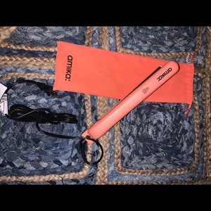 Amika 1.25’ strand perfect ceramic styler